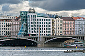 Modernes Tanzhaus (Ginger und Fred Gebäude), entworfen von Frank Gehry und Vlado Milunic, Prag, Tschechische Republik (Tschechien), Europa