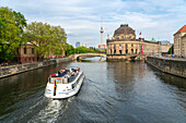 Touristenboot auf der Spree auf dem Weg zum Bode-Museum und Fernsehturm, Museumsinsel, UNESCO-Welterbe, Berlin, Deutschland, Europa