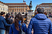 Straßensänger spielt Gitarre vor dem Publikum, Piazza San Carlo, Turin, Piemont, Italien, Europa