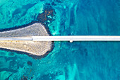 Luftaufnahme der Brücke zwischen den Inseln, die den Fjord mit türkisfarbenem arktischem Wasser überquert, Flakstadburene, Fredvang, Lofoten, Norwegen, Skandinavien, Europa