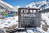 Wegweiser zu den Gipfeln im Schnee. Kyanjin Gompa, Langtang-Tal-Trek, Himalaya, Nepal, Asien