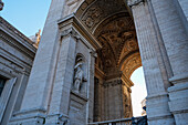 Architektonisches Detail des Petersdoms mit dem ikonischen vatikanischen Obelisken in der Mitte, Vatikanstadt, UNESCO-Weltkulturerbe, päpstliche Enklave in Rom, Latium, Italien, Europa