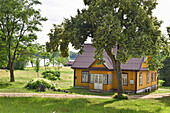 Typisches Holzhaus am Rande des Ukojas-Sees, bei Ginuciai, Aukstaitija-Nationalpark, Litauen, Europa