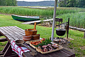 Zubereitung einer Räucherfischsuppe, Gehöft Gaideliai am Rande des Srovinatis-Sees, Ginuciai, Aukstaitija-Nationalpark, Litauen, Europa