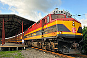 Personenzug im Bahnhof von Colon, Panamakanaleisenbahn, die den Atlantik mit dem Pazifik verbindet, Colon, Republik Panama, Mittelamerika