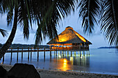 Bar und Restaurant auf Stelzen in der Abenddämmerung, Hotel Playa Tortuga, Insel Colon, Bocas del Toro Archipel, Republik Panama, Mittelamerika