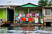 Holzhäuser auf Stelzen in der Stadt Bocas del Toro, Insel Colon, Bocas del Toro Archipel, Republik Panama, Mittelamerika