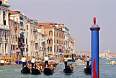 Gondeln auf dem Canale Grande, Venedig, UNESCO-Welterbe, Region Venetien, Italien, Europa