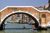 Kajakfahrt auf dem Rio Misericordia im Stadtteil Cannaregio, Venedig, UNESCO-Welterbe, Region Venetien, Italien, Europa