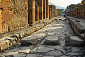 Trittsteine über ständig fließendem Wasser, die benötigt wurden, um Straßen zu überqueren und den Weg für Fuhrwerke freizuhalten, archäologische Stätte von Pompeji, UNESCO-Welterbe, Provinz Neapel, Kampanien, Italien, Europa