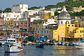 Großer Yachthafen von Sancio Cattolico, Insel Procida, Region Kampanien, Italien, Europa