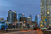 Skyline von der Chesnut Street Bridge über den Schuylkill River aus gesehen, Philadelphia, Commonwealth of Pennsylvania, Vereinigte Staaten von Amerika, Nordamerika