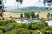 Blick auf die Umgebung des Dorfes Shendelli von der Akropolis der archäologischen Stätte von Butrint, bei Saranda, an der ionischen Küste, Albanien, Europa