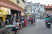 Nicht identifizierte Personen in der Kimberley Street in George Town, Penang, Malaysia, Südostasien, Asien