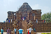 Der Sonnentempel aus der Mitte des 13. Jahrhunderts, der dem hinduistischen Sonnengott Surya geweiht ist und als zwölfrädriger, von sieben Pferden gezogener Wagen konstruiert wurde, UNESCO-Weltkulturerbe, Konarak, Puri District, Odisha, Indien, Asien