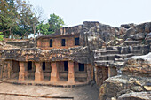 Mönchszellen in den Felsen der Udayagiri- und Khandagiri-Höhlen, die auf über 100 Jahre v. Chr. zurückgehen und als religiöse Zufluchtsorte für Jain-Anhänger errichtet wurden, Bhubaneswar, Odisha, Indien, Asien