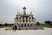 Der Sonnentempel, der der hinduistischen Sonnengottheit Surya geweiht ist, erbaut 1991 in Form eines 18-rädrigen, von sieben weißen Pferden gezogenen Streitwagens, außerhalb von Bundu, Ranchi, Jharkhand, Indien, Asien