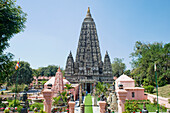 Das Gelände um den buddhistischen Mahabodhi-Mahabihara-Tempel, der ursprünglich um 260 v. Chr. errichtet wurde und in dem Gautama Buddha Erleuchtung erlangte und seine Lehren formulierte, Bodh Gaya, UNESCO-Weltkulturerbe, Bihar, Indien, Asien