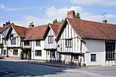 Das berühmte Swan Inn in der High Street dieser mittelalterlichen Wollstadt mit Fachwerkhäusern, die größtenteils aus dem 15. Jahrhundert stammen, Lavenham, Suffolk, England, Vereinigtes Königreich, Europa