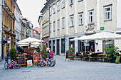 Eine der vielen engen Gassen des nur für Fußgänger zugänglichen Stadtzentrums, Ljubljana, Slowenien, Europa