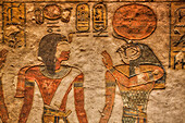 Relief des Pharao links und des ägyptischen Gottes Ra, Grabmal von Ramses III, KV11, Tal der Könige, Antikes Theben, UNESCO-Welterbe, Luxor, Ägypten, Nordafrika, Afrika