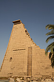 Pylon 9 mit Reliefs, Karnak-Tempelkomplex, UNESCO-Welterbe, Luxor, Ägypten, Nordafrika, Afrika