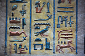 Basrelief mit Hieroglyphen, Grabmal des Prinzen Amenherkhepshef (Amenkopshef), QV55, Tal der Königinnen, Antikes Theben, UNESCO-Welterbe, Luxor, Ägypten, Nordafrika, Afrika