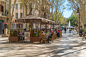 Blick auf Cafés auf dem Paseo del Borne, Palma de Mallorca, Mallorca, Balearen, Spanien, Mittelmeer, Europa