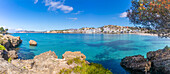 Blick auf felsige Küste am türkisfarbenen Meer und Santa Ponsa, Mallorca, Balearen, Spanien, Mittelmeer, Europa