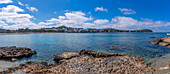 Blick auf felsige Küste am türkisfarbenen Meer und Santa Ponsa, Mallorca, Balearen, Spanien, Mittelmeer, Europa