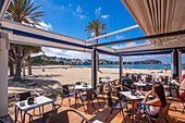 Blick auf Strandcafé und Hotels in Santa Ponsa, Mallorca, Balearen, Spanien, Mittelmeer, Europa