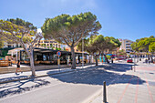 Blick auf Geschäfte und Wohnungen in Santa Ponsa, Mallorca, Balearen, Spanien, Mittelmeer, Europa