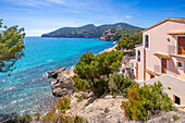 Blick auf felsige Küste und türkisfarbenes Meer bei Camp de Mar, Camp de Mar, Mallorca, Balearen, Spanien, Mittelmeer, Europa