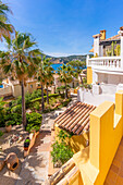 Blick auf Villen mit Blick auf die Bucht von Camp de Mar, Camp de Mar, Mallorca, Balearen, Spanien, Mittelmeer, Europa