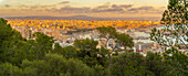 Blick auf die Stadtsilhouette von Palma und die Kathedrale vom Castell de Bellver bei Sonnenuntergang, Mallorca, Balearen, Spanien, Mittelmeer, Europa