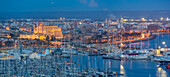 Blick auf die Stadtsilhouette von Palma und die Kathedrale vom Castell de Bellver in der Abenddämmerung, Mallorca, Balearen, Spanien, Mittelmeer, Europa