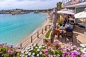 Blick auf den Strand Platja de Portocristo vom Restaurant im Parc de Portocristo, Porto Cristo, Mallorca, Balearische Inseln, Spanien, Mittelmeer, Europa