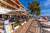 Blick auf Restaurants im Hafen von Cala Rajada, Mallorca, Balearen, Spanien, Mittelmeer, Europa