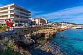 Blick auf den Badeort Cala Rajada, Mallorca, Balearen, Spanien, Mittelmeer, Europa