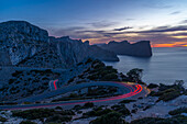 Blick auf Lichterketten in der Abenddämmerung und die Straße zum Cap Formentor, Mallorca, Balearen, Spanien, Mittelmeer, Europa