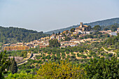 Blick auf die auf einem Hügel gelegene Stadt Selva, Mallorca, Balearen, Spanien, Mittelmeer, Europa