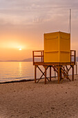 Blick auf Rettungsschwimmer-Wachturm an der Playa de Palma bei Sonnenuntergang, S'Arenal, Palma, Mallorca, Balearen, Spanien, Mittelmeer, Europa