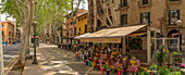 Blick auf Blumenstand und Café auf der von Bäumen gesäumten La Rambla in Palma, Palma de Mallorca, Mallorca, Balearen, Spanien, Mittelmeer, Europa