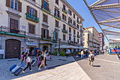 Blick auf Pendler, Geschäfte und Restaurants auf der Piazza Garibaldi, Neapel, Kampanien, Italien, Europa