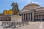 Blick auf die Statue von Carlo di Borbone auf der Piazza del Plebiscito, historisches Zentrum, UNESCO-Weltkulturerbe, Neapel, Kampanien, Italien, Europa