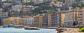 Blick auf pastellfarbene Architektur an der Uferpromenade der Via Francesco Caracciolo, Neapel, Kampanien, Italien, Europa