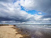 Spaziergänger auf den West Sands in St. Andrews, Fife, Schottland, Vereinigtes Königreich, Europa