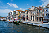 Bootsfahrt durch die Kanäle in einem farbenfrohen und traditionellen Moliceiro-Boot, Aveiro, Portugal