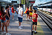 Spanische Fans warten auf den Zug, um an den Feierlichkeiten auf der Straße in Madrid teilzunehmen, nachdem der Europameister Spanien 2024 mit einem königlichen Empfang nach Hause zurückgekehrt ist, Madrid