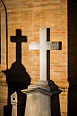 Nahaufnahme eines Kreuzmonuments im Cementerio de San Fernando in Sevilla, Andalusien, das historische Architektur und Spiritualität zeigt.